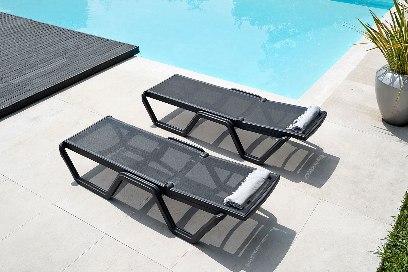 Vila Sunlounge - A Contemporary Icon of Outdoor Comfort ...